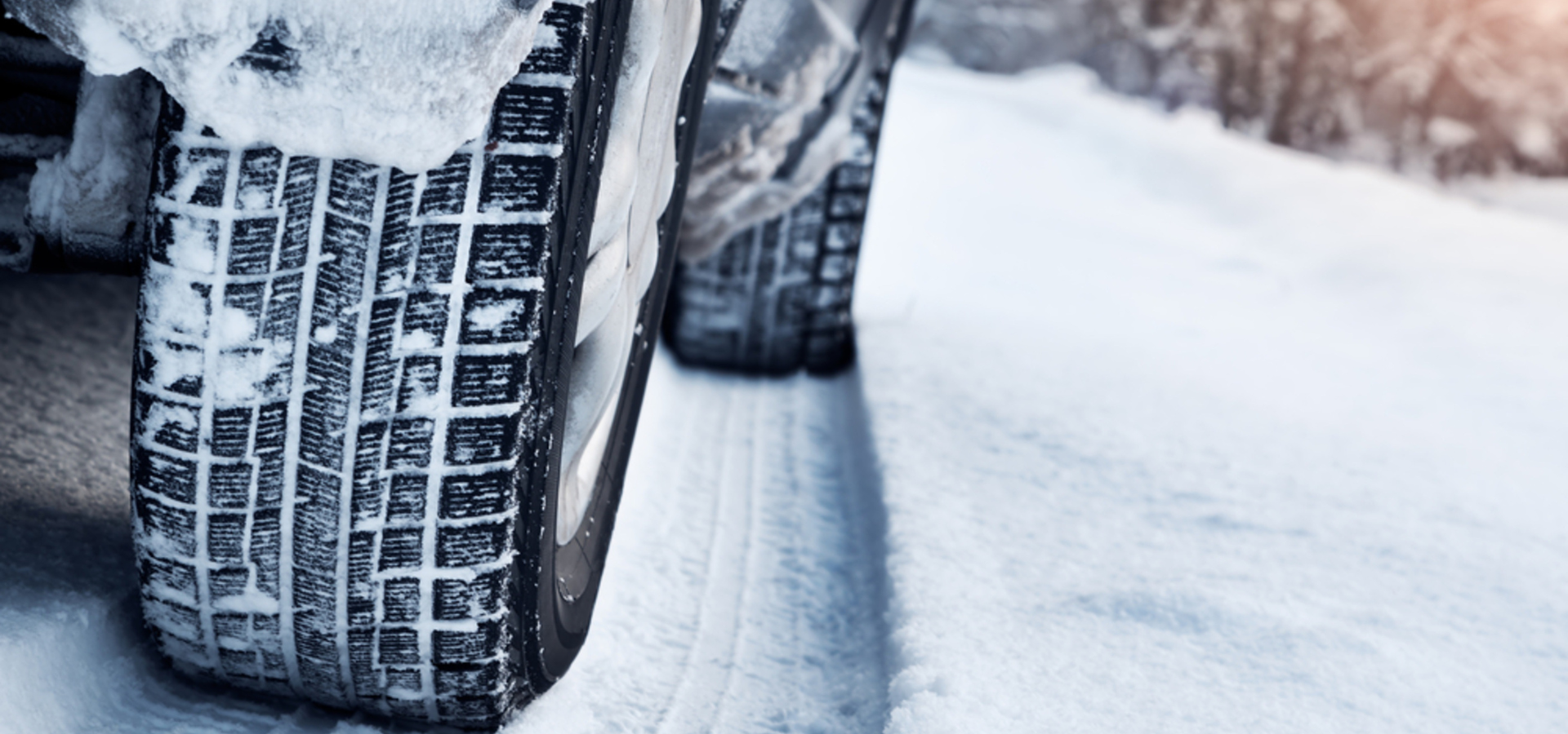 Bezpieczeństwo na zakrętach Kotliny: Dlaczego sezonowa wymiana opon to podstawa?